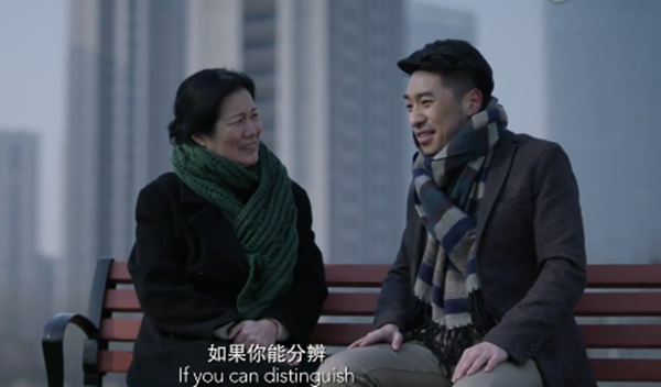 儿子陪妈妈坐在曾经妈妈和爸爸坐过的椅子上聊天。(图:《温暖的谎言》视频截图)