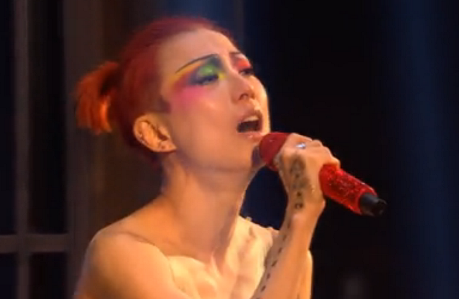 郑秀文现场演唱《上帝早已预备》。(图:网络截图)