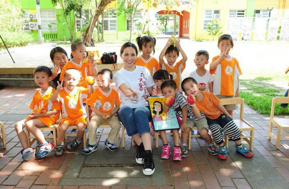 梁文音与旗山早疗中心的儿童合影。（图：梁文音脸书）