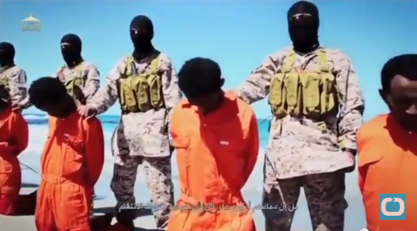 ISIS恐怖分子将要给俘虏执行死刑。(图:网络视频截图)