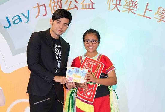 周杰伦与助学儿童现场合影。(图:周杰伦 Jay Chou )