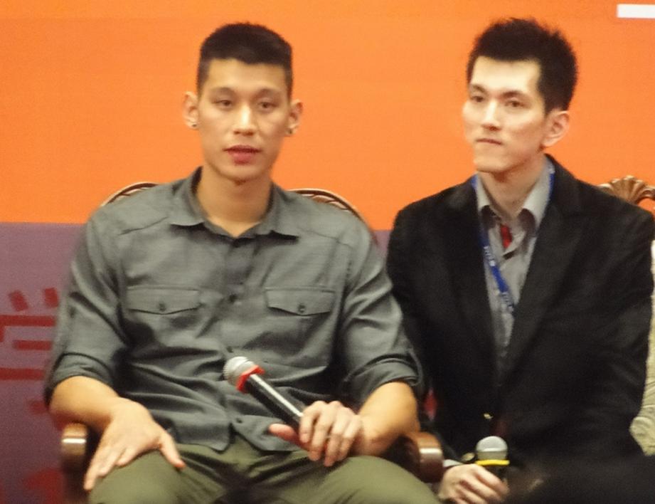 林书豪在北大演讲的问答环节回答大家的提问。（图：基督时报/徐敬谦）