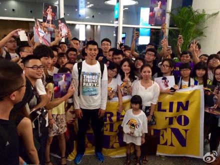 6月23日,林书豪到达厦门时,粉丝接机的场面。(图:林书豪)