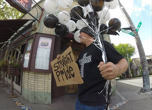 安东尼·雷贝洛( Anthony Rebello)在异性恋的游行活动现场。(图:Anthony Rebello脸书)