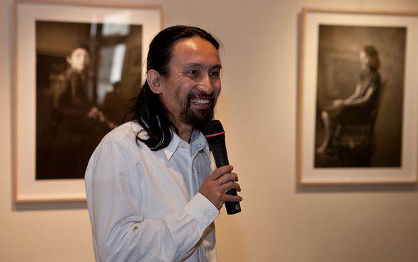 冯君蓝牧师在介绍他的摄影作品。(图片来源:清华影音分享网。)