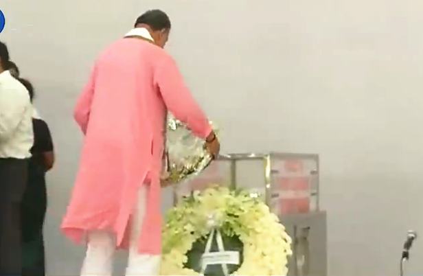 恐袭事件中受害者的葬礼(图:视频截图)