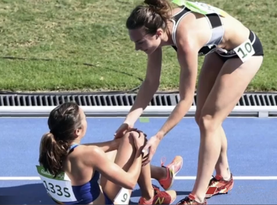 赛场上的迪阿葛斯蒂诺(左)和汉布琳(右)(图:视频截图)