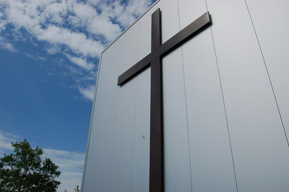教堂墙上的十字架(配图:pixabay.com)