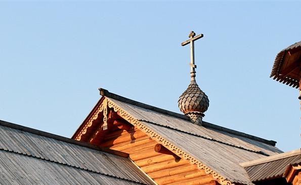 俄罗斯某教堂上高耸的十字架(配图:pixabay.com)