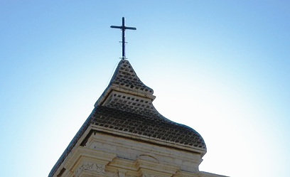 墨西哥某教堂顶上高耸的十字架(配图:pixabay.com)