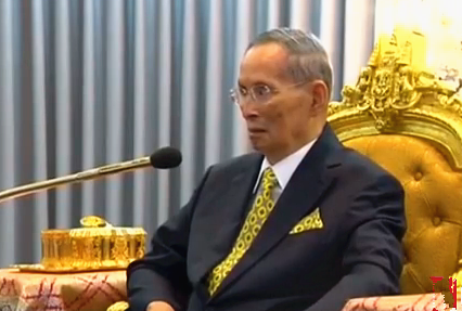 泰王普密蓬生前参加某会议(来源:视频截图)