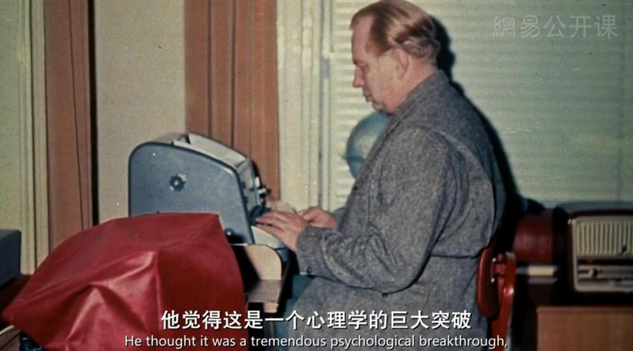 山达基教创始人L·罗恩·哈伯德。（图：纪录片《拨开迷雾：山达基与信仰囚笼》视频截图）