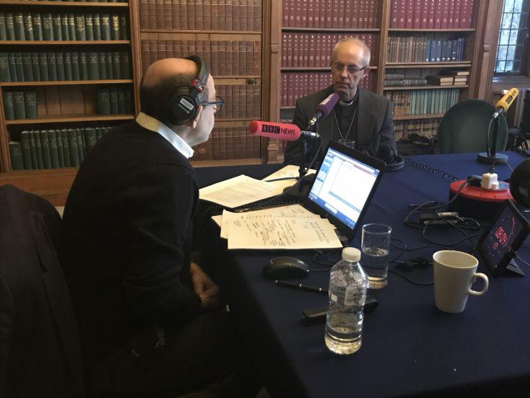 尼克·罗宾逊在《今日》栏目中采访坎特伯雷大主教贾斯汀·韦尔比(图:贾斯汀·韦尔比推特)