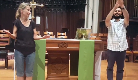 deaf-ministries-teaching-signing-690px.jpg