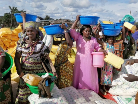 congo-displaced-relief-2-women-690.jpg